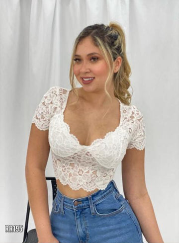 Blusa manga corta cuello redondo en blonda