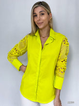 Cargar imagen en el visor de la galería, Blusa popelina manga larga encaje floral
