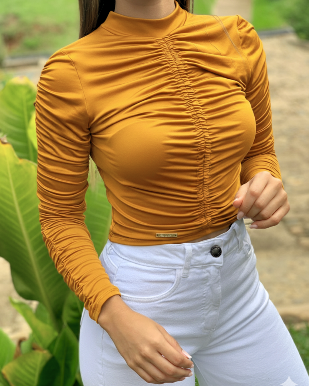 Blusa Cuello Alto Zurcida Centro