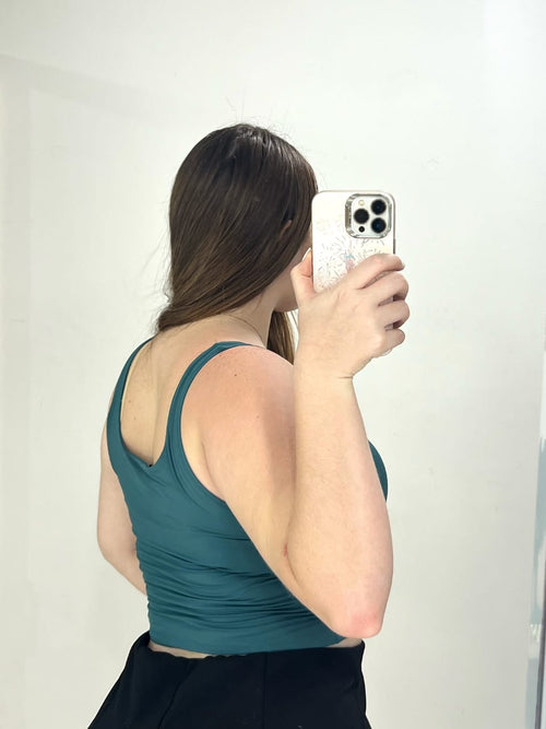 Crop Top Manga Sisa Solo Fondo