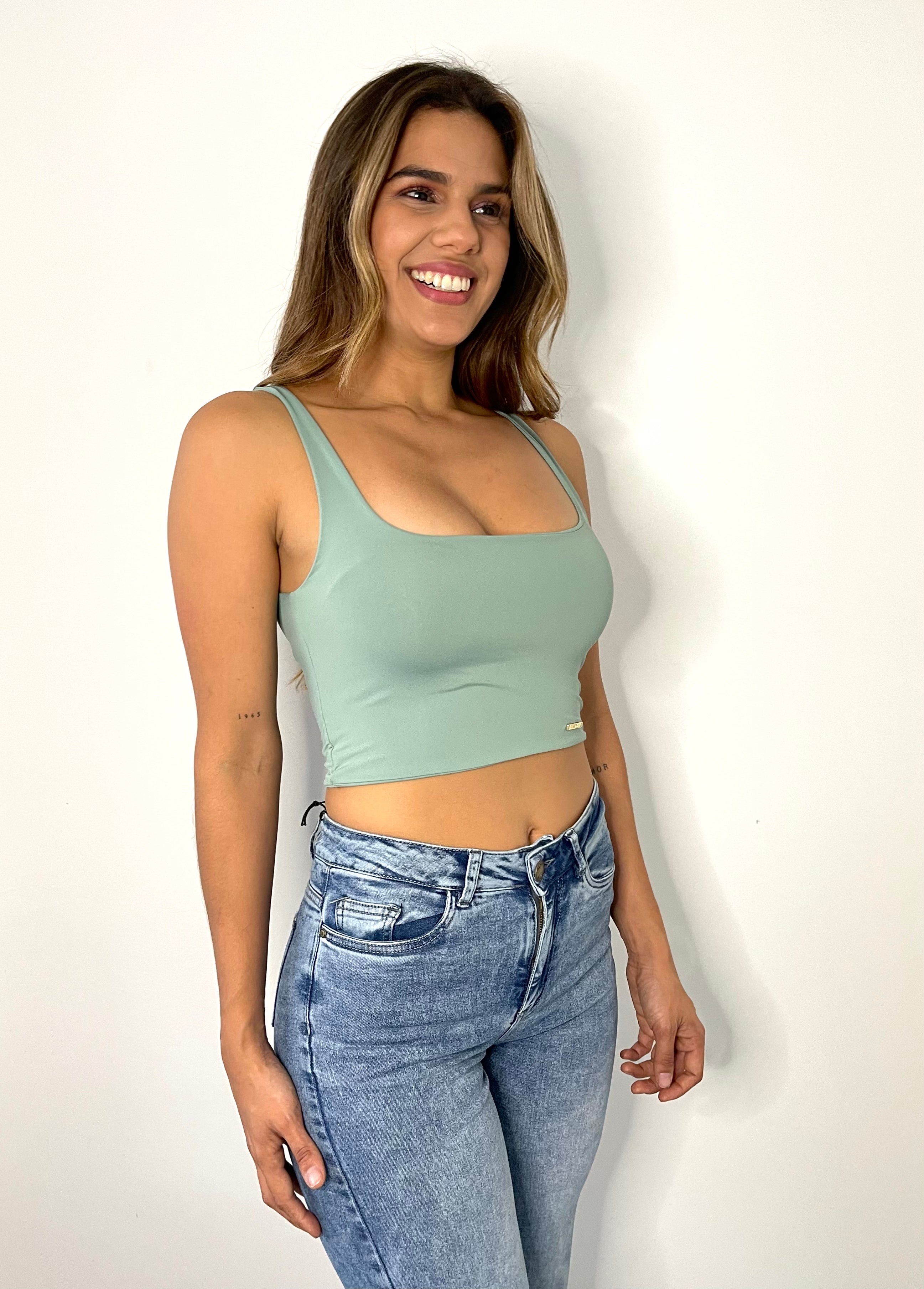 Crop Top Manga Sisa Solo Fondo