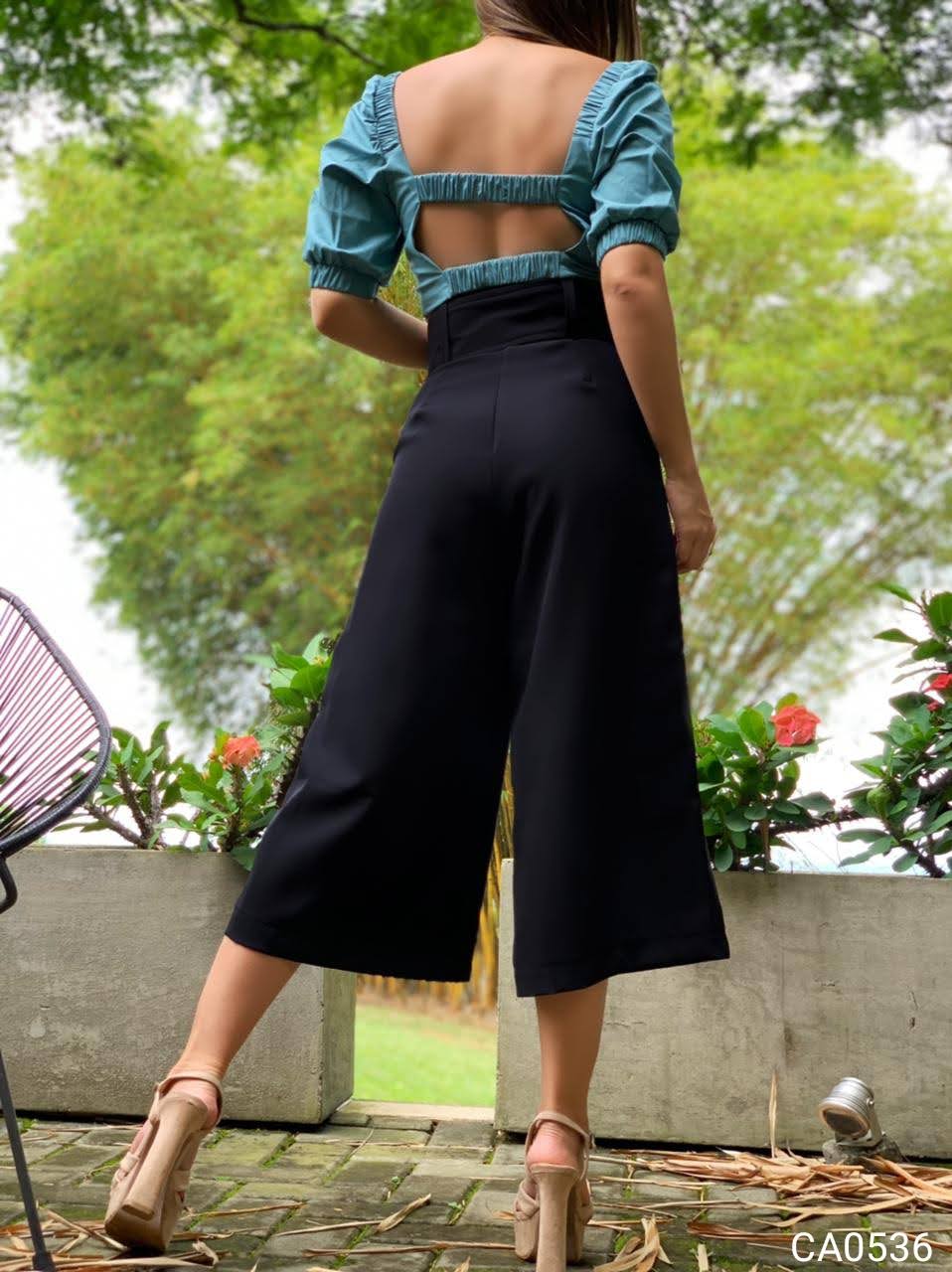 Crop Top Manga Corta Abertura Espalda