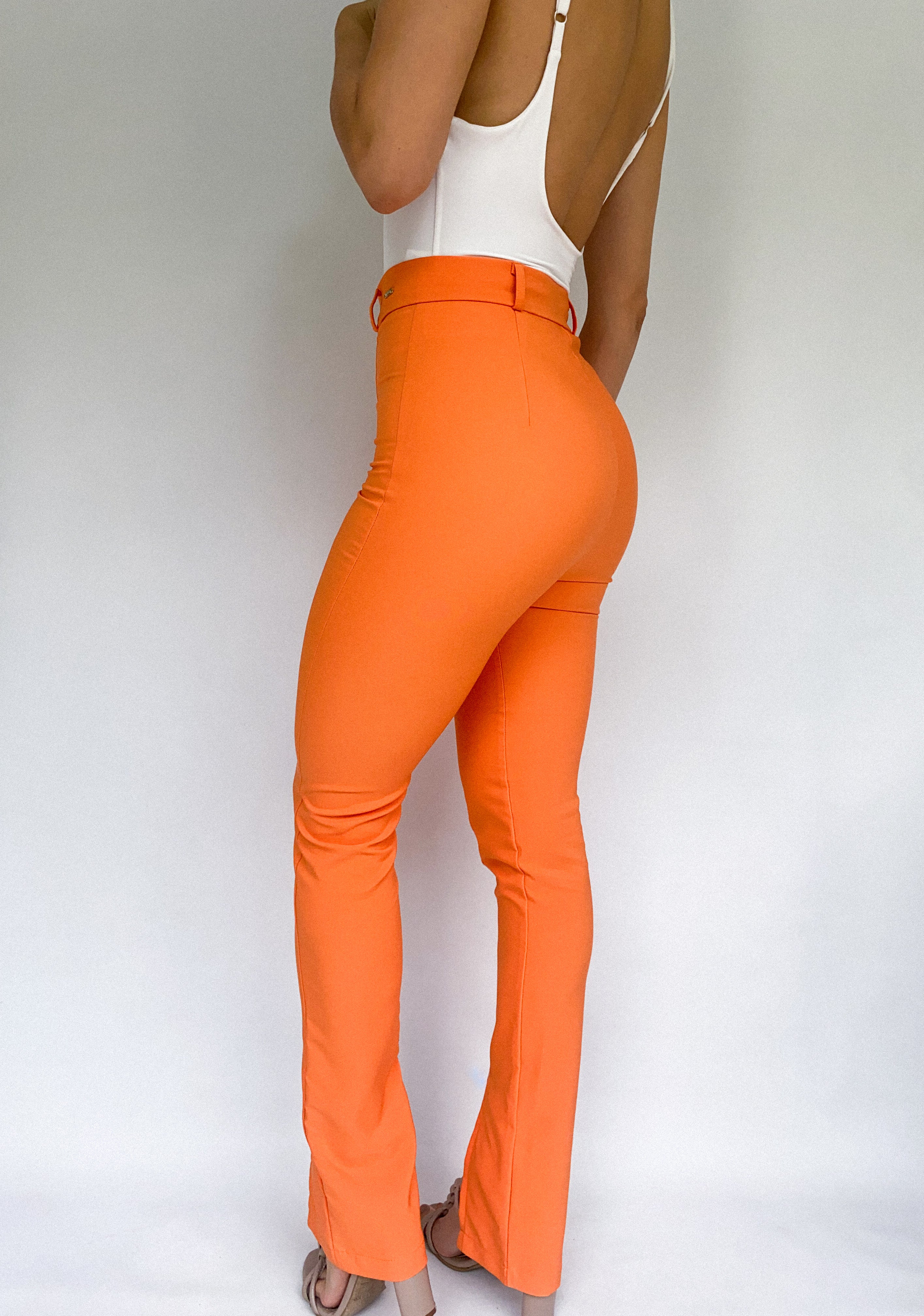 Pantalon Con Abertura Adelante En Bota