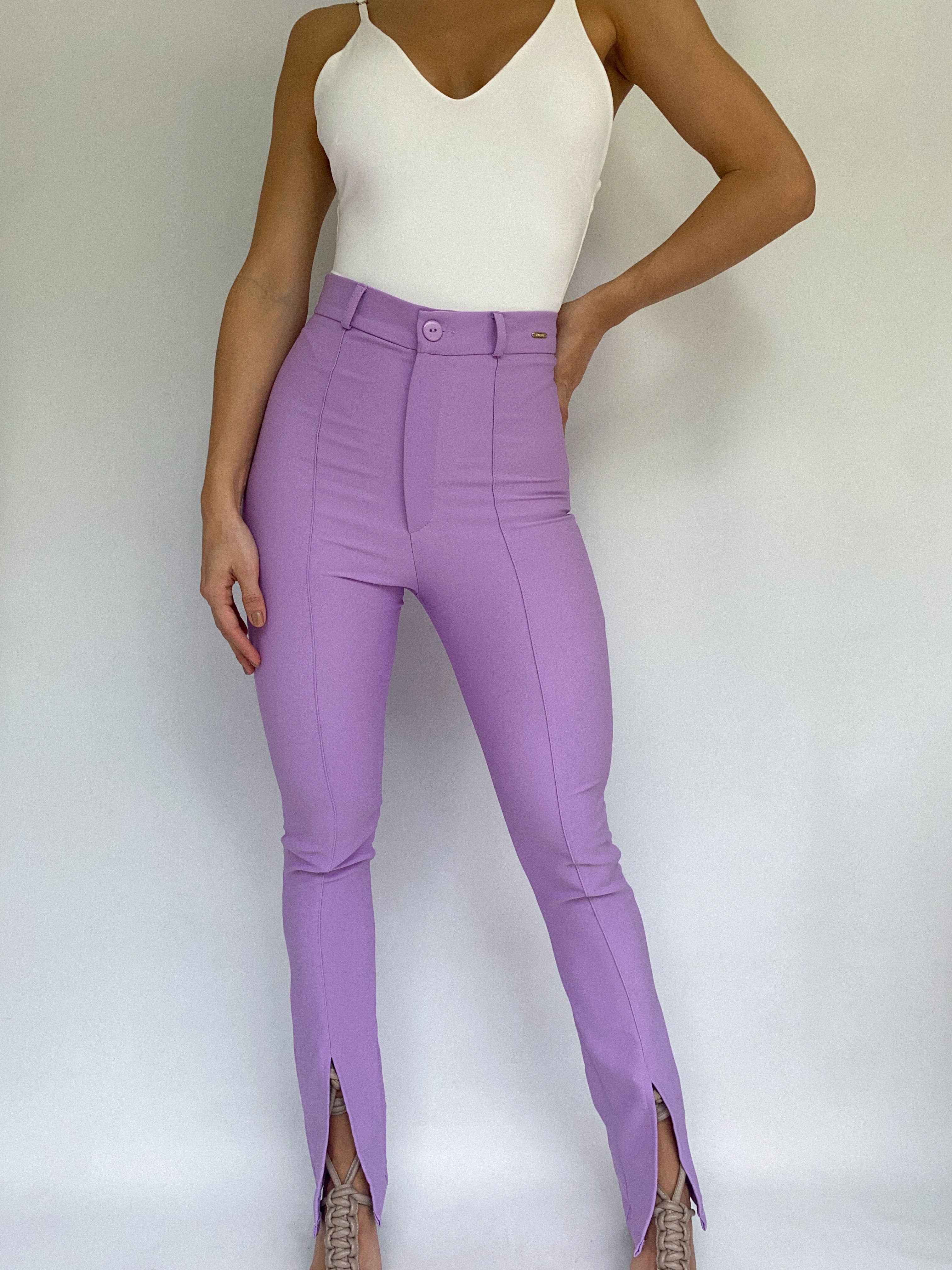 Pantalon Con Abertura Adelante En Bota