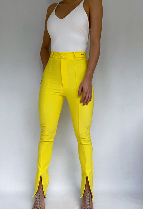 Pantalon Con Abertura Adelante En Bota