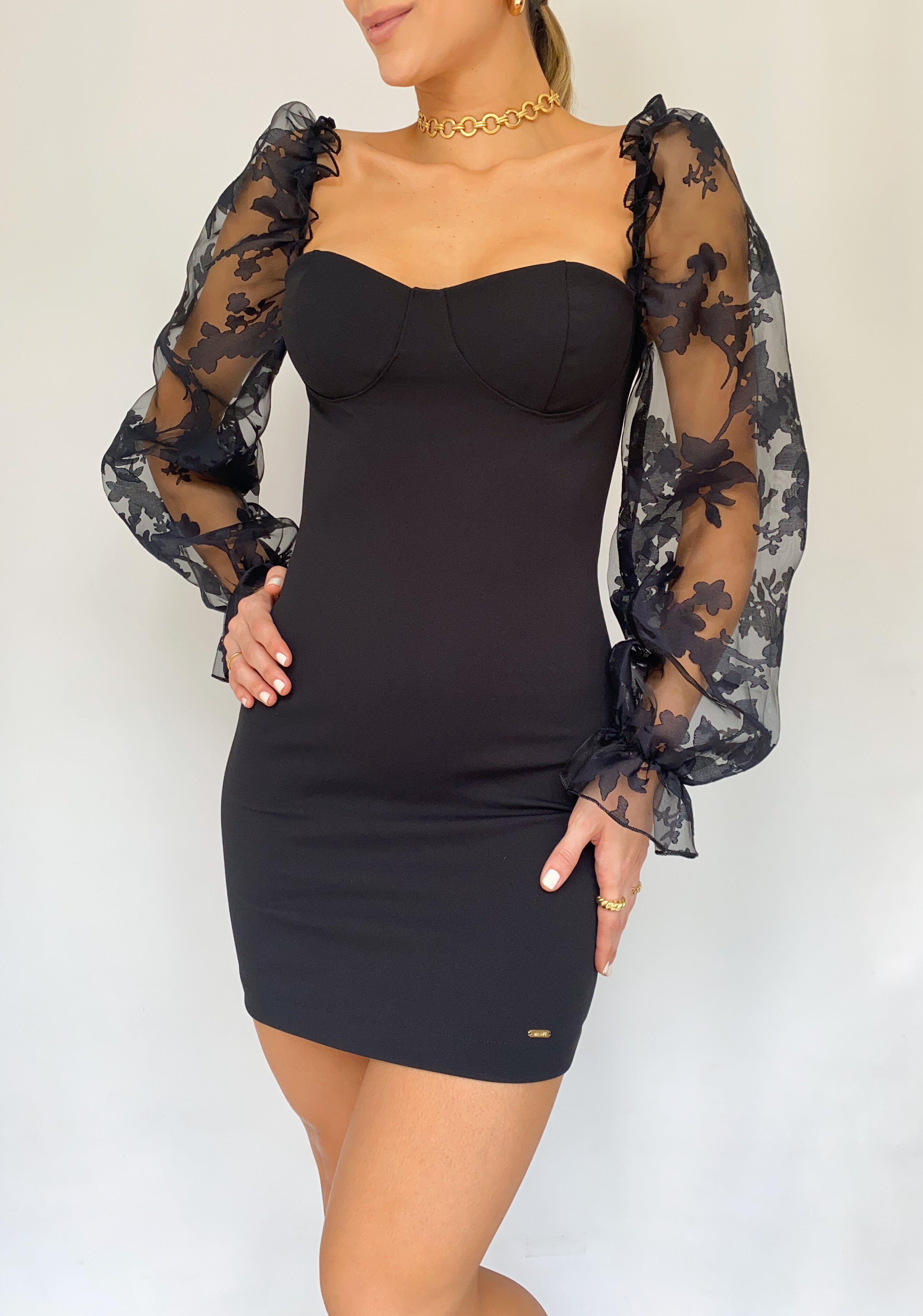 Vestido Corto Manga Larga En Velo