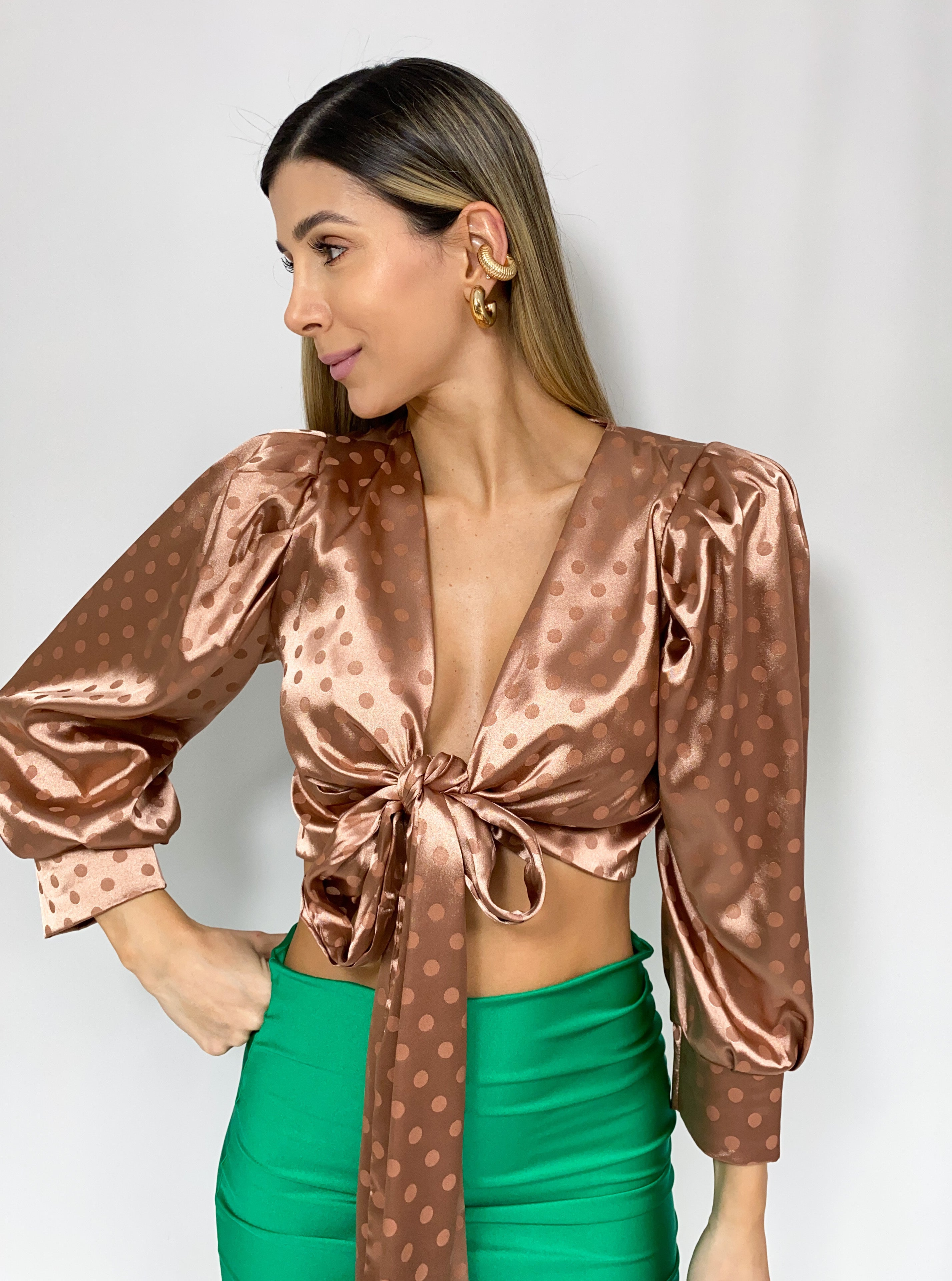 Blusa Satin Manga Larga Amarrar Adelante