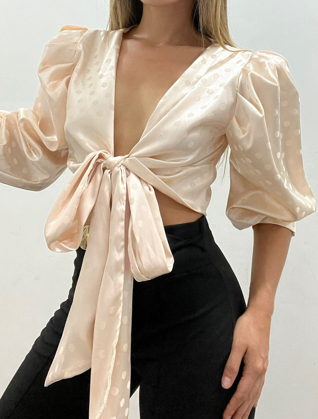 Blusa Satin Manga Larga Amarrar Adelante