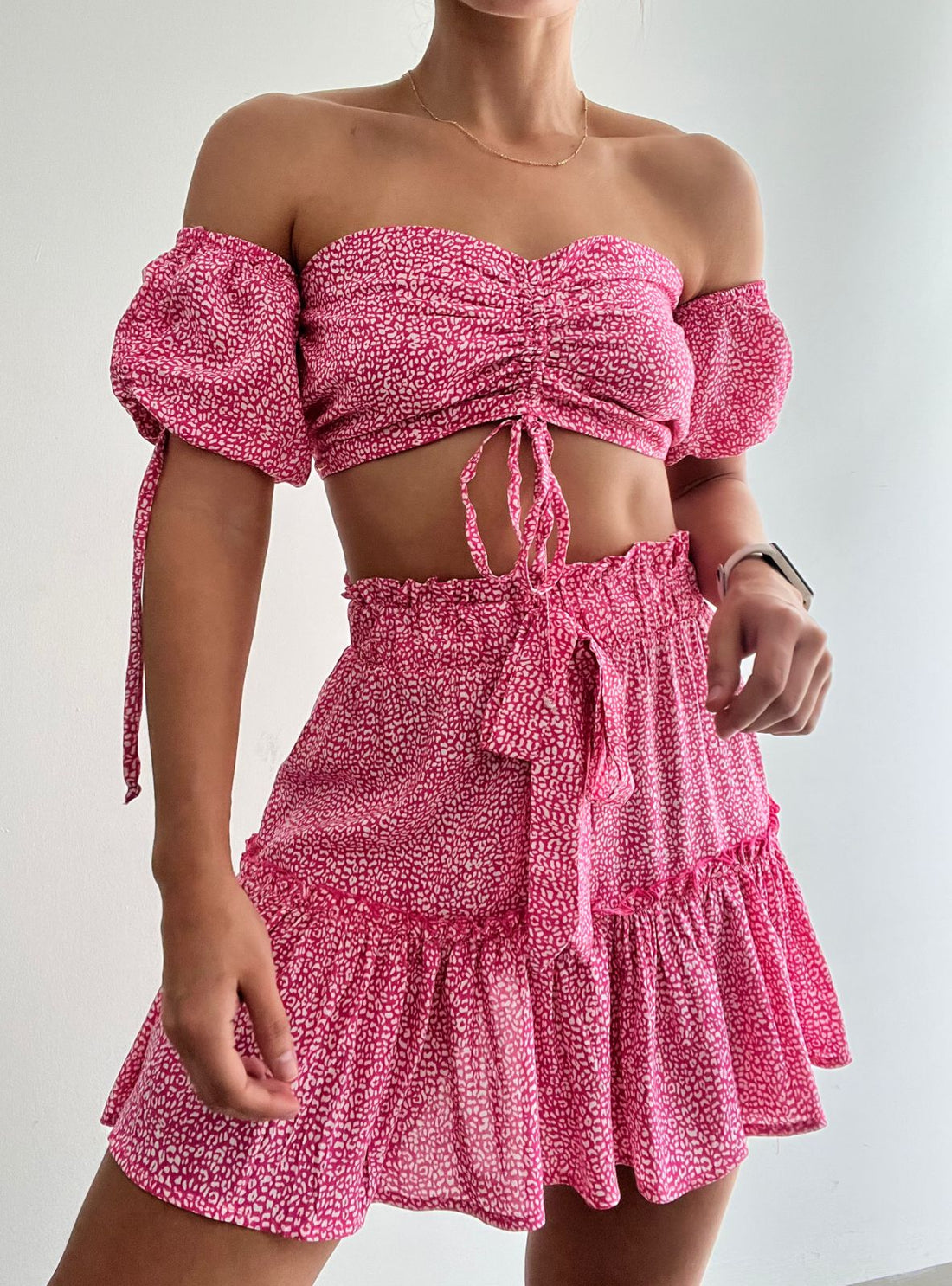 Conjunto Falda Corta Blusa Manga Hombros