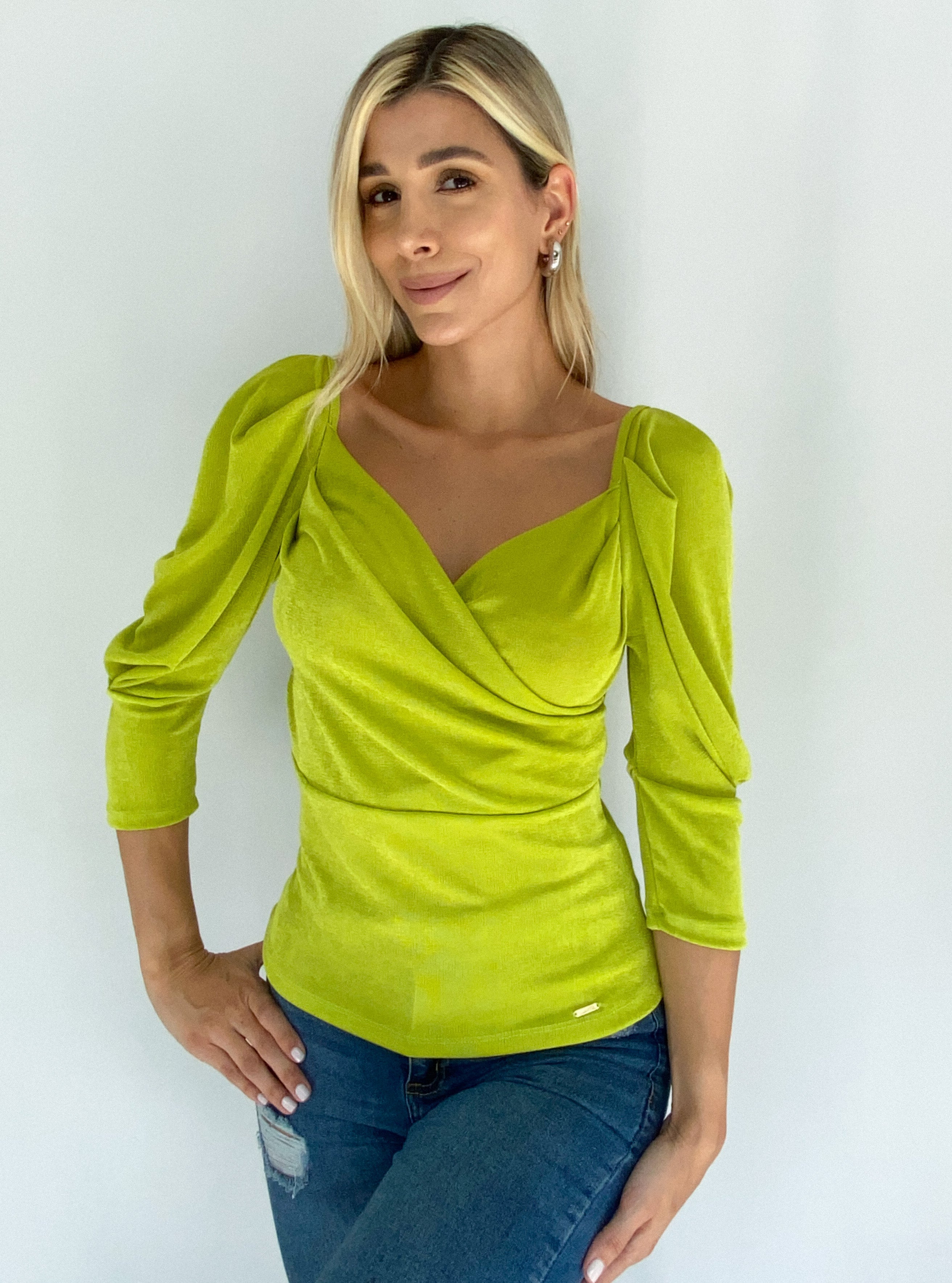 Blusa Manga Larga Cruzada Solo Fondo