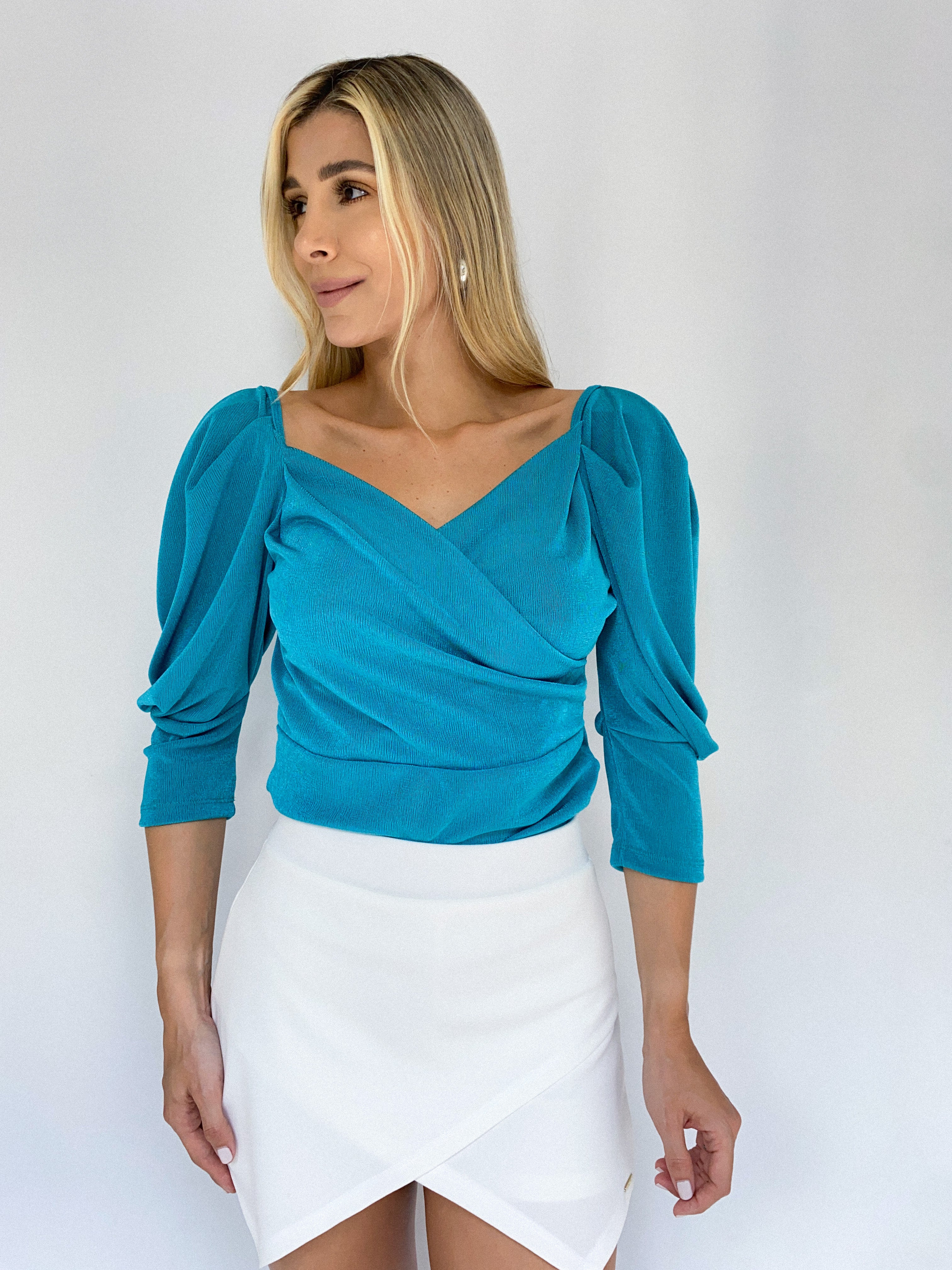 Blusa Manga Larga Cruzada Solo Fondo