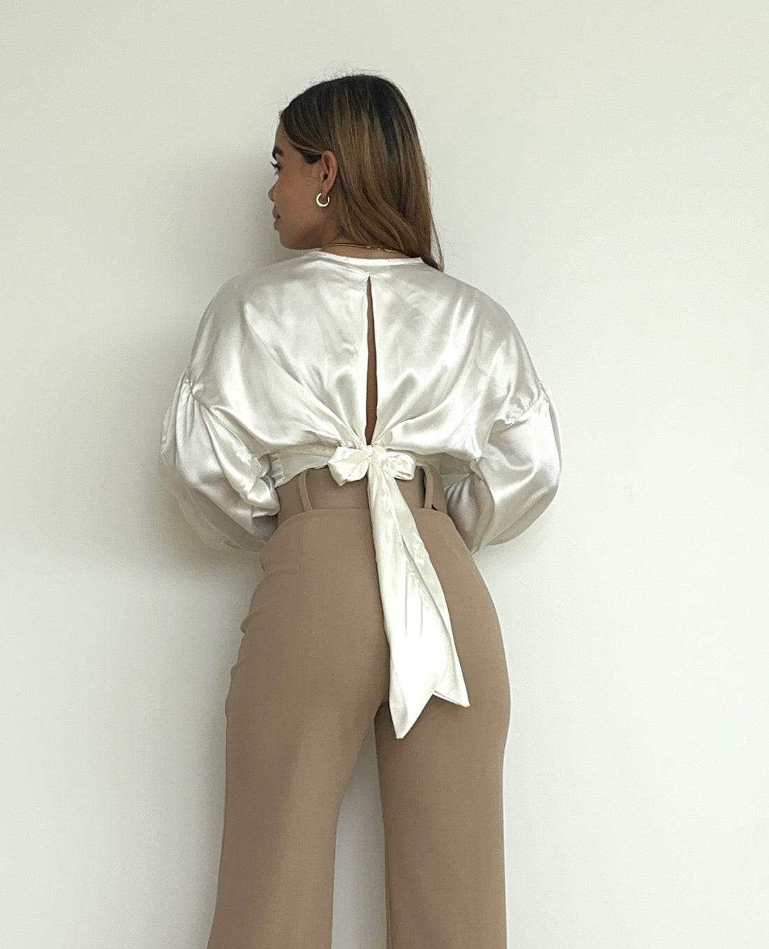 Blusa Cuello V Manga Larga Amarrar Atras