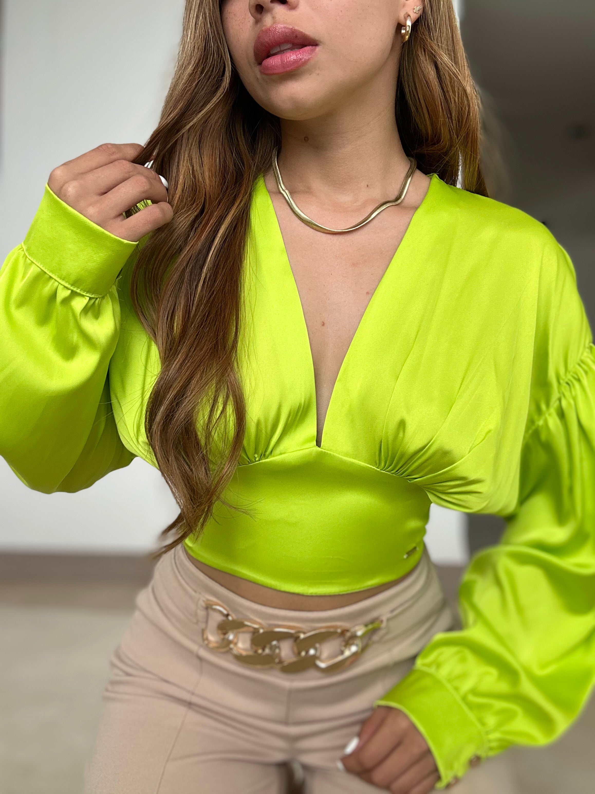 Blusa Cuello V Manga Larga Amarrar Atras