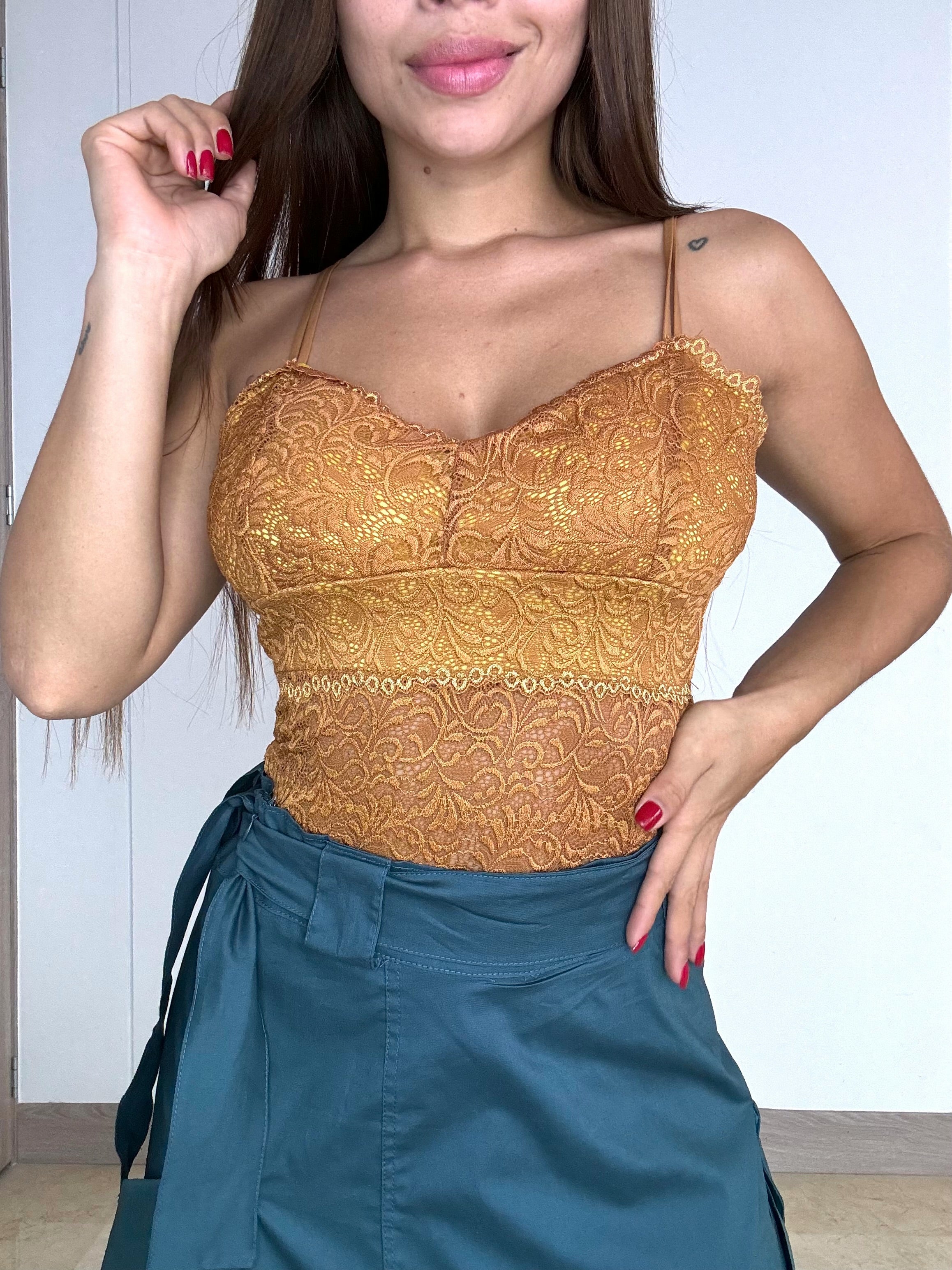 Crop Top Tiras Encaje Copas