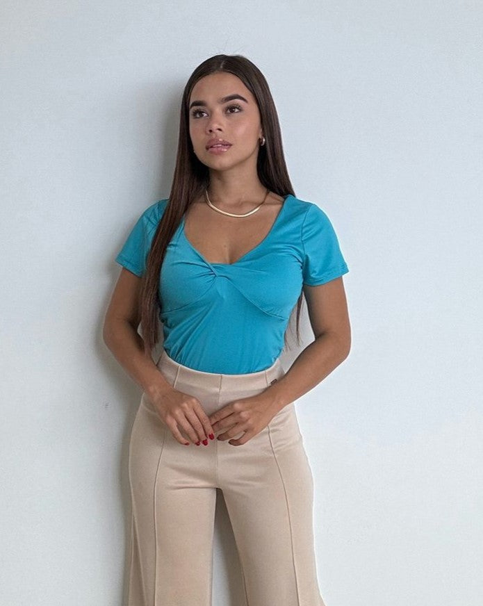 Blusa Cuello V Arqueado Manga Corta
