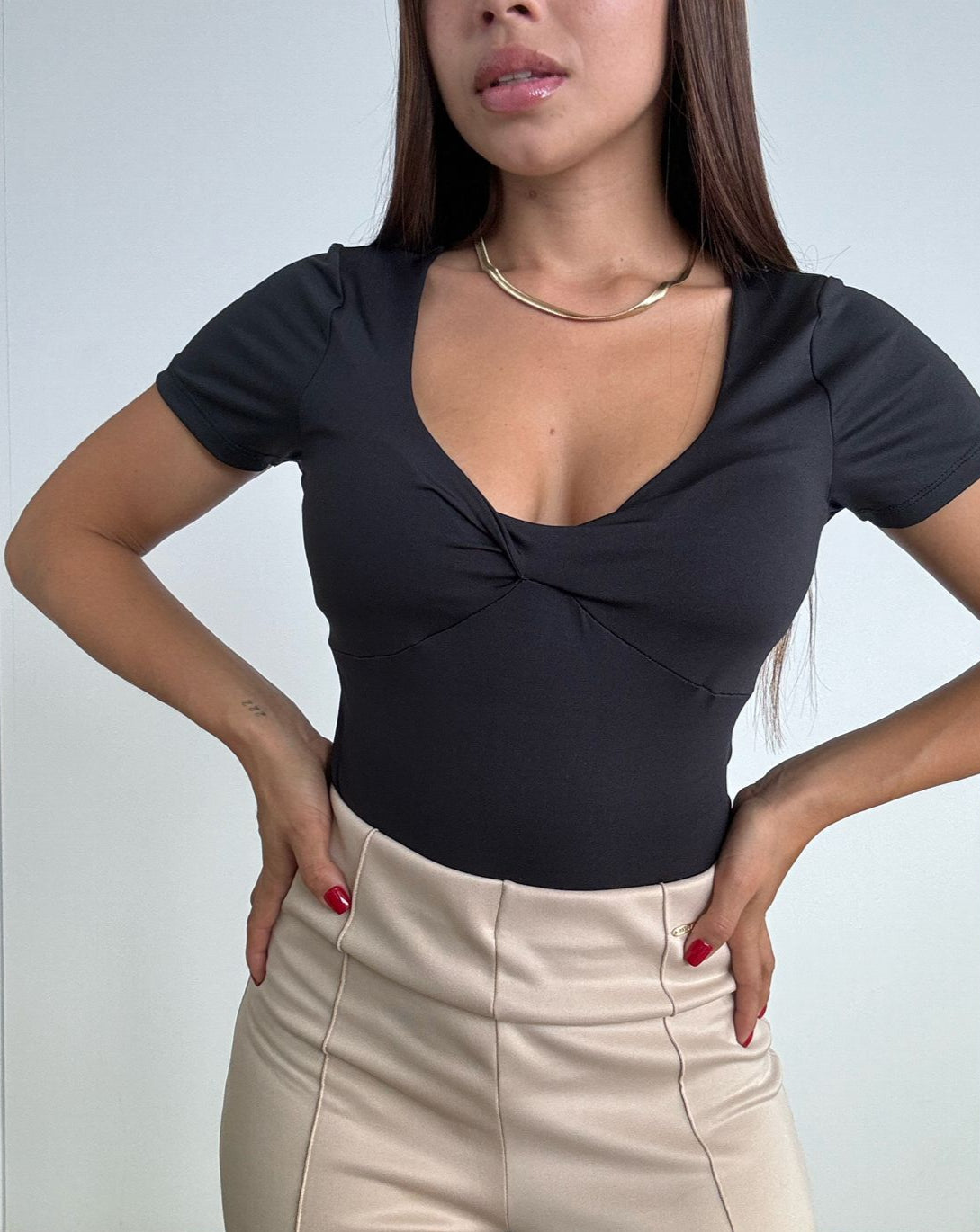 Blusa Cuello V Arqueado Manga Corta