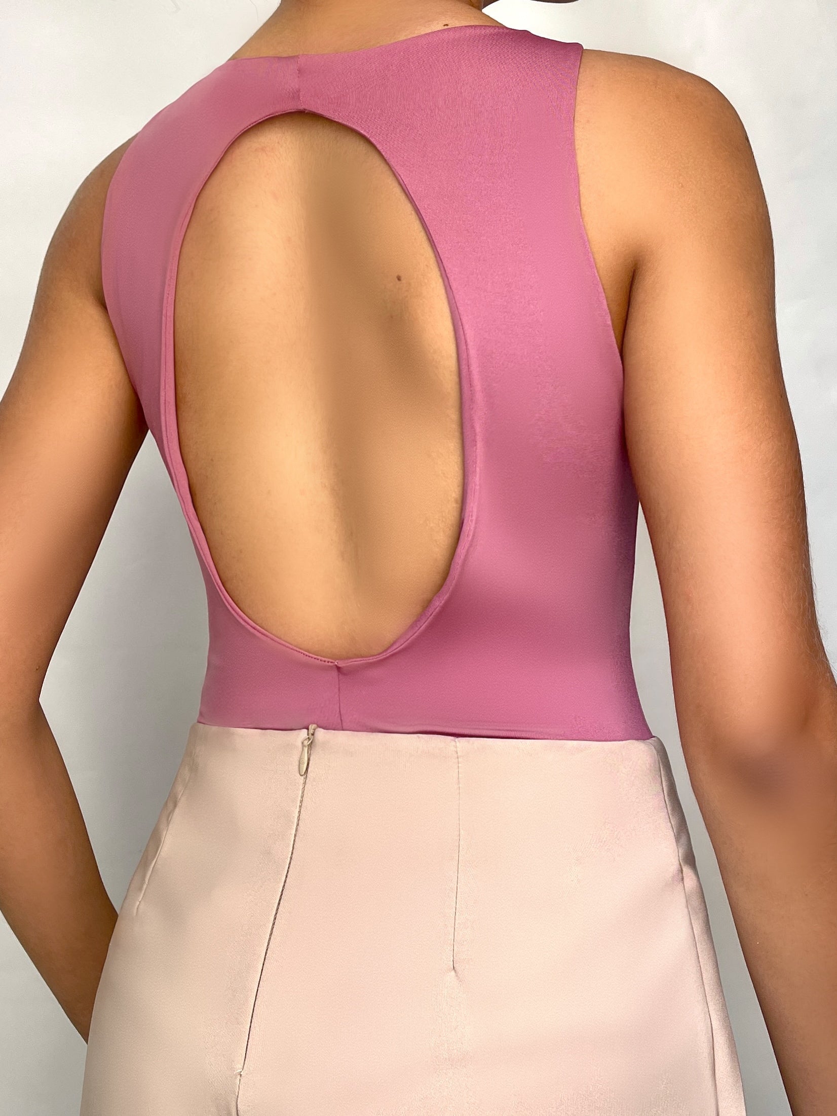 Body Manga Corta Abertura Espalda Redond