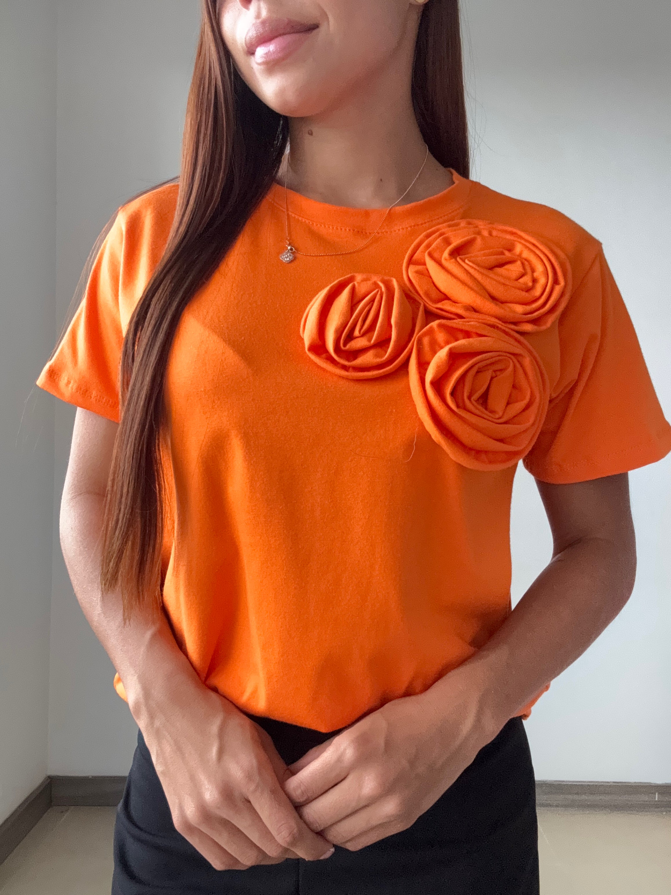 Camiseta Manga Corta Con Flores En 3D