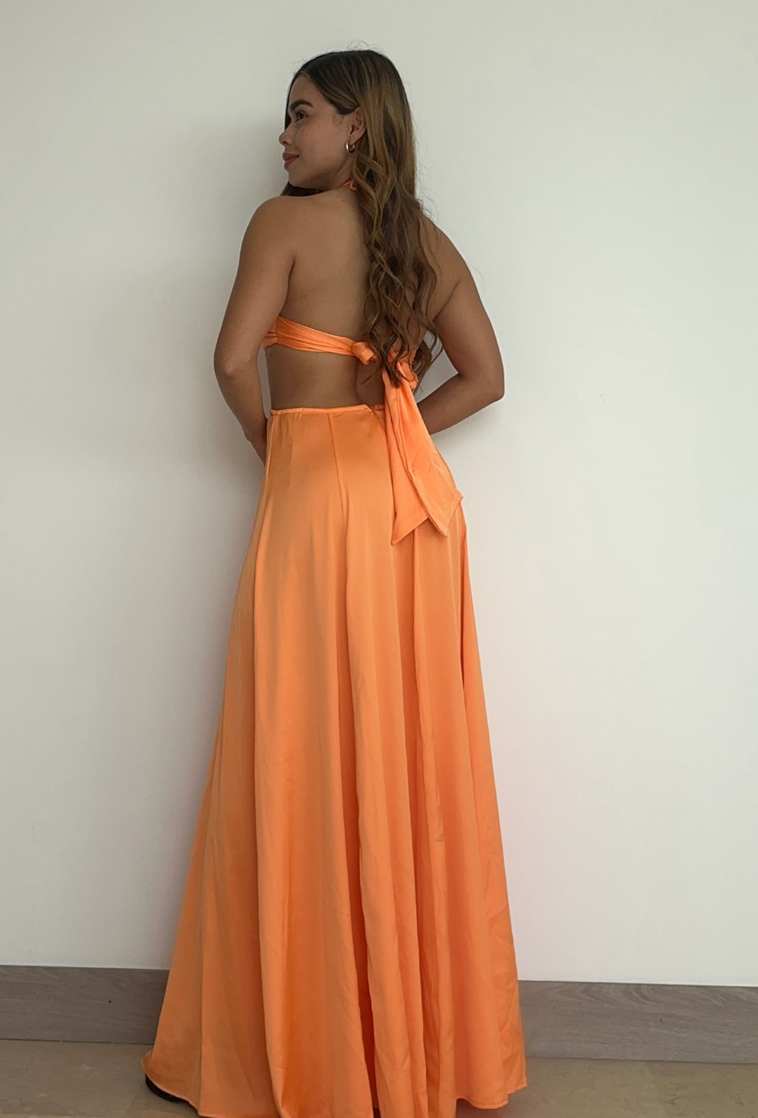 Vestido Satin Escote Tira Amarrar Cuello