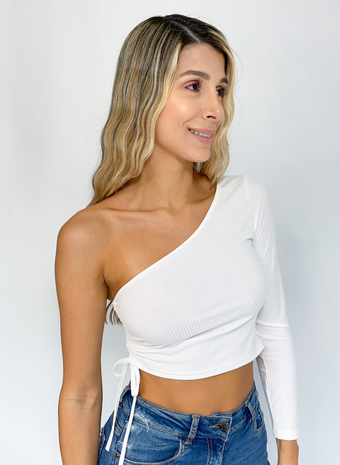 Blusa rib asimétrica runche al costado