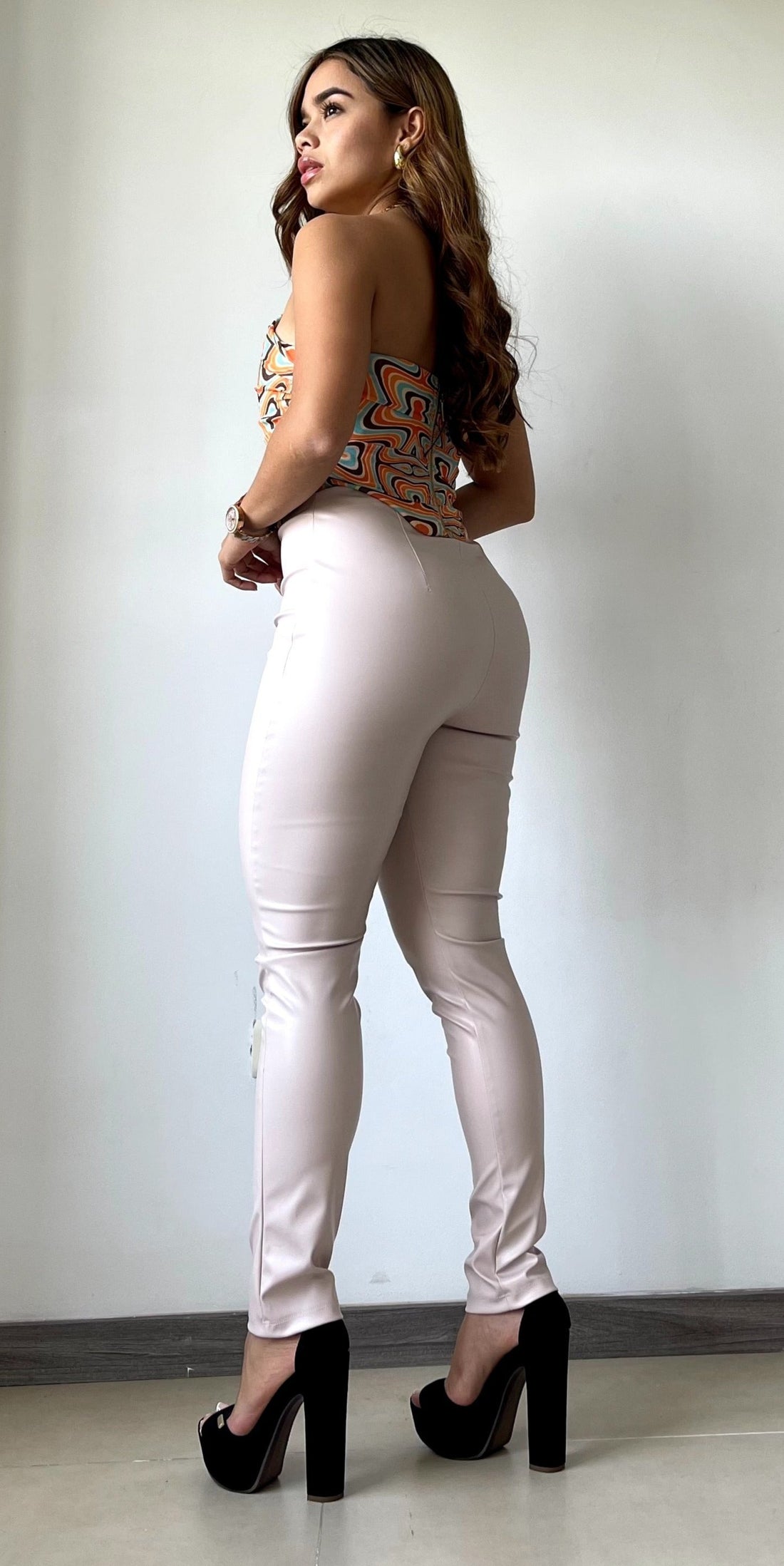 Leggins cuerina cierre bota tubo