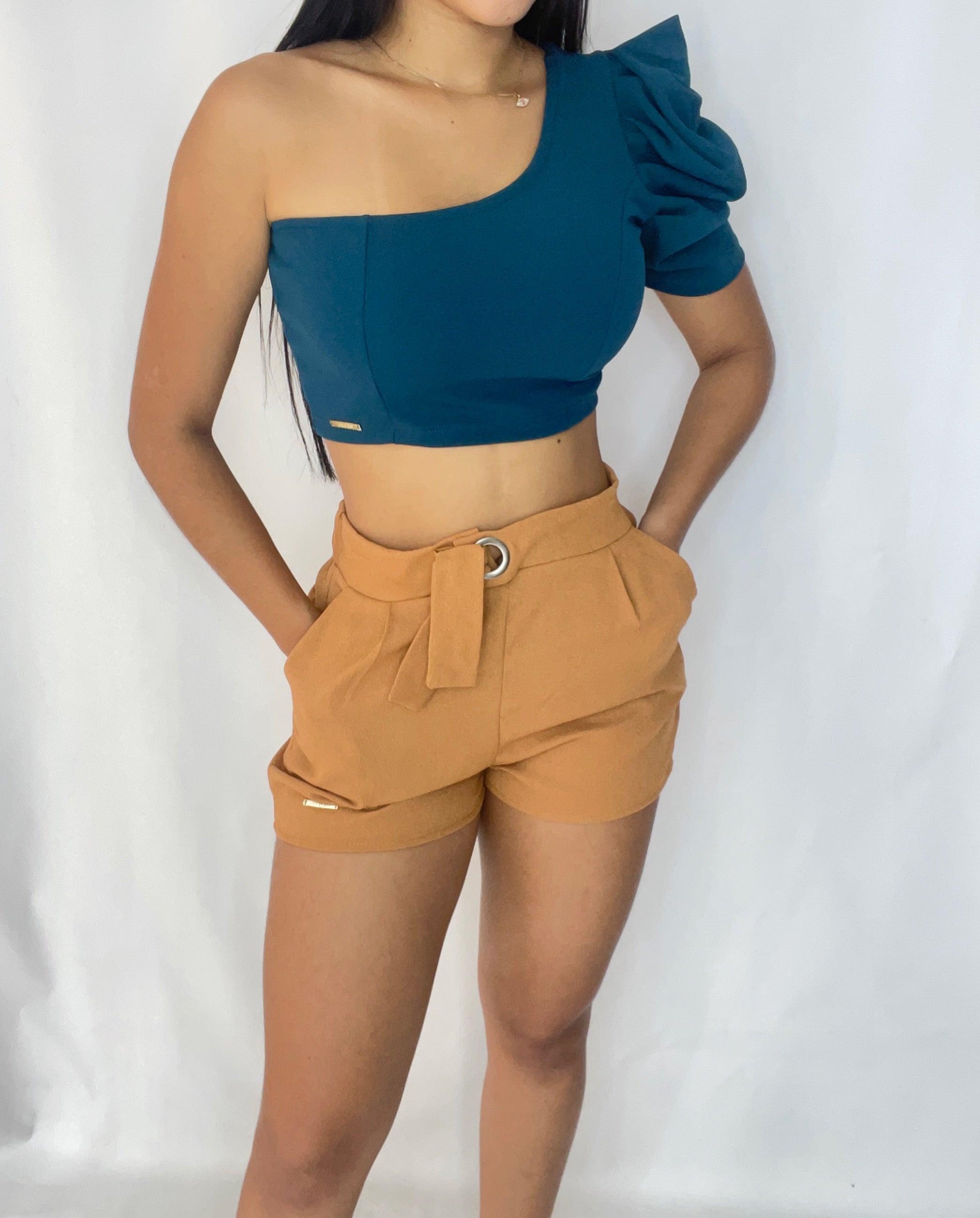 Crop Top Asimétrico Manga Bombacha