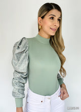Cargar imagen en el visor de la galería, Body manga larga cuello alto brillante

