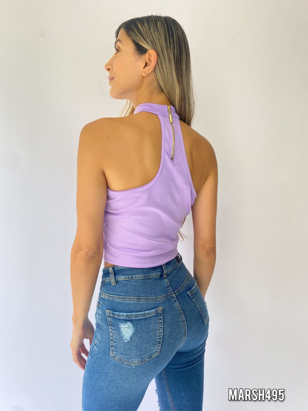 Blusa cuello alto con cierre atrás