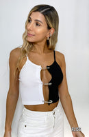 Blusa tiras en rib con prendedor