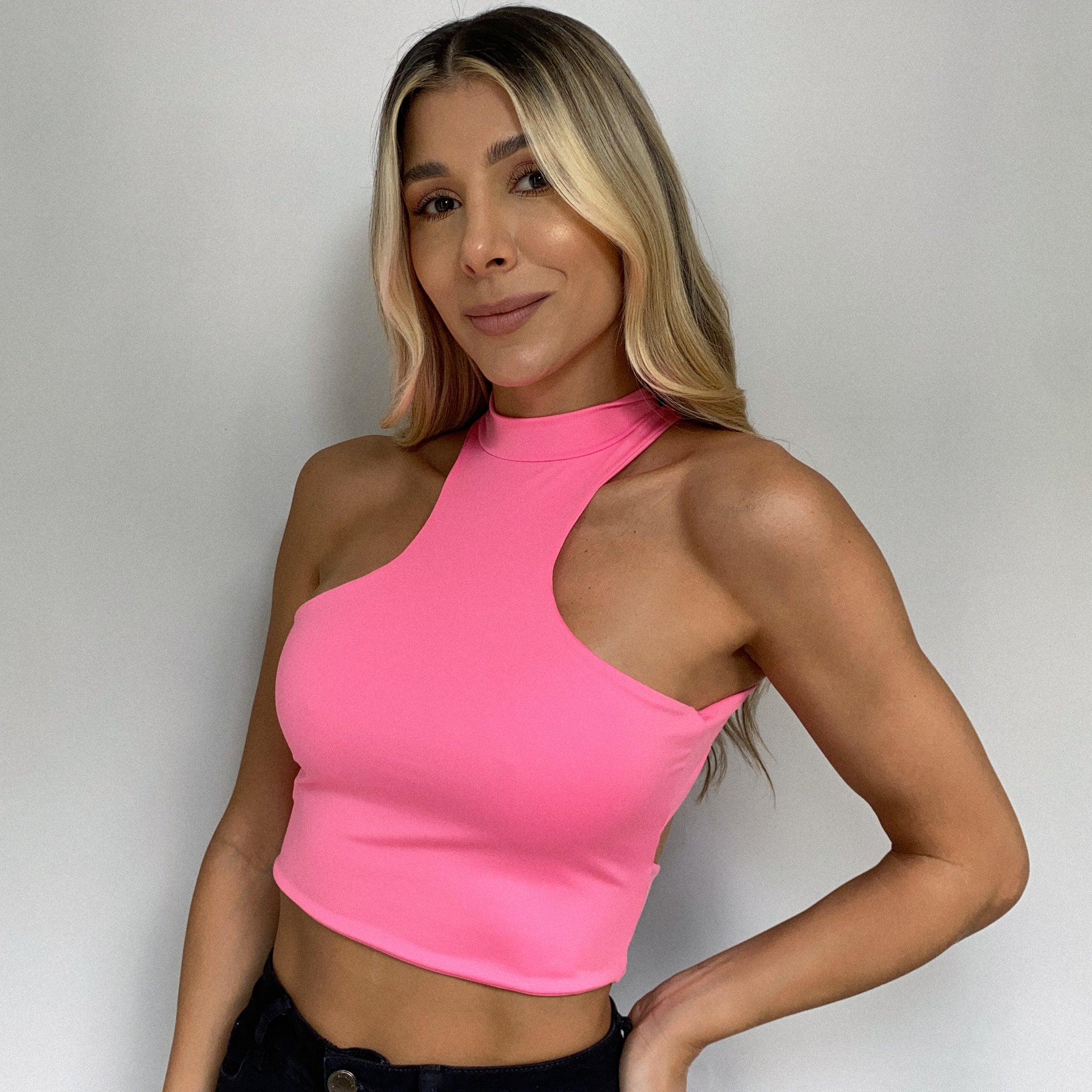 Crop Top Cuello Alto Escote Espalda
