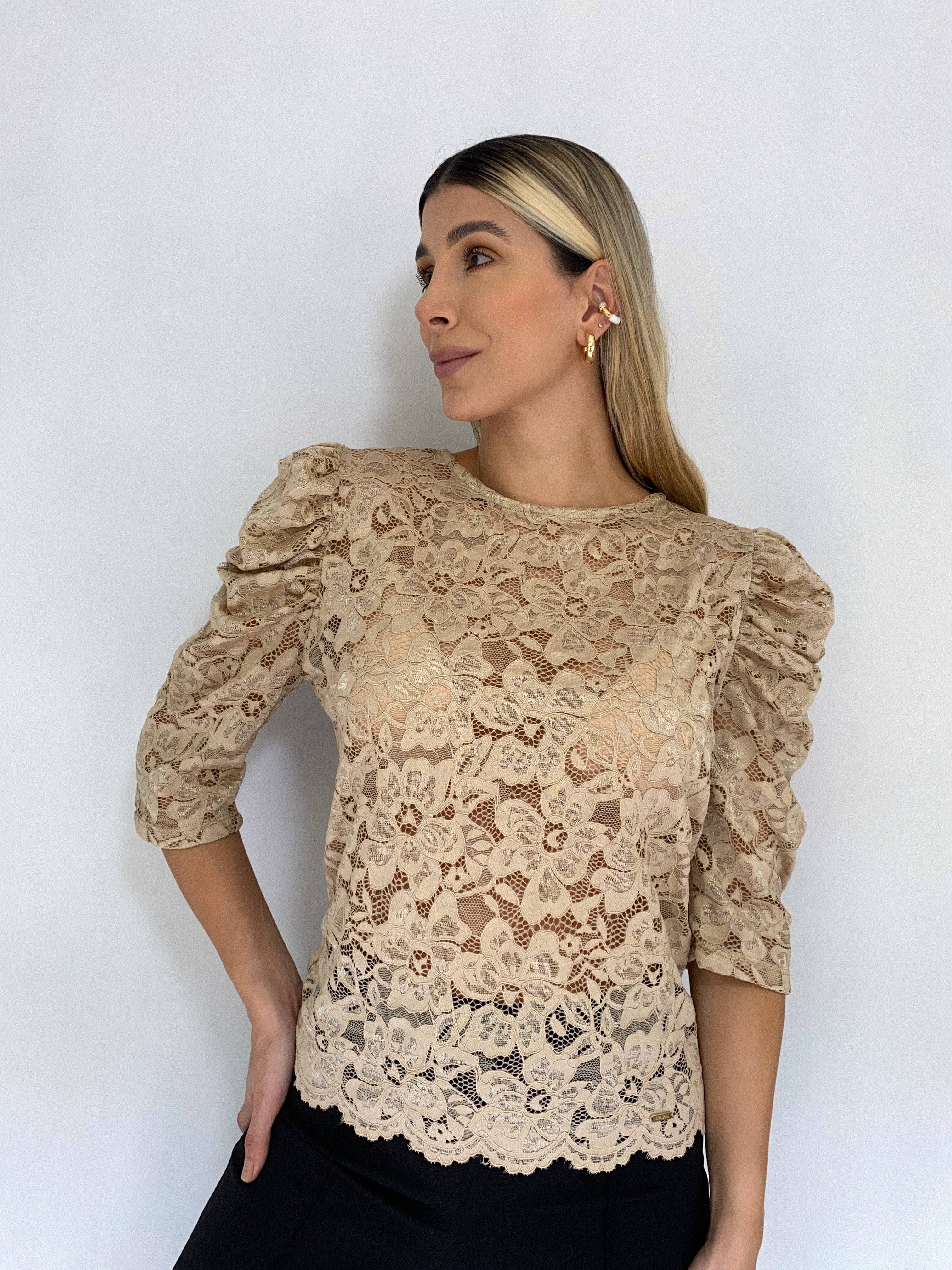 Blusa Blonda Manga Corta Bombacha