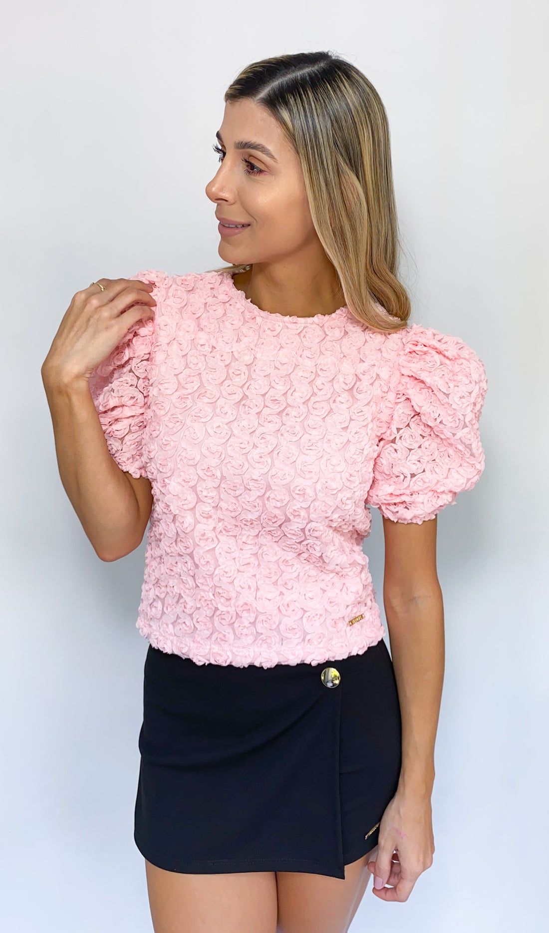 Blusa Blonda En Flores Seda Manga Corta