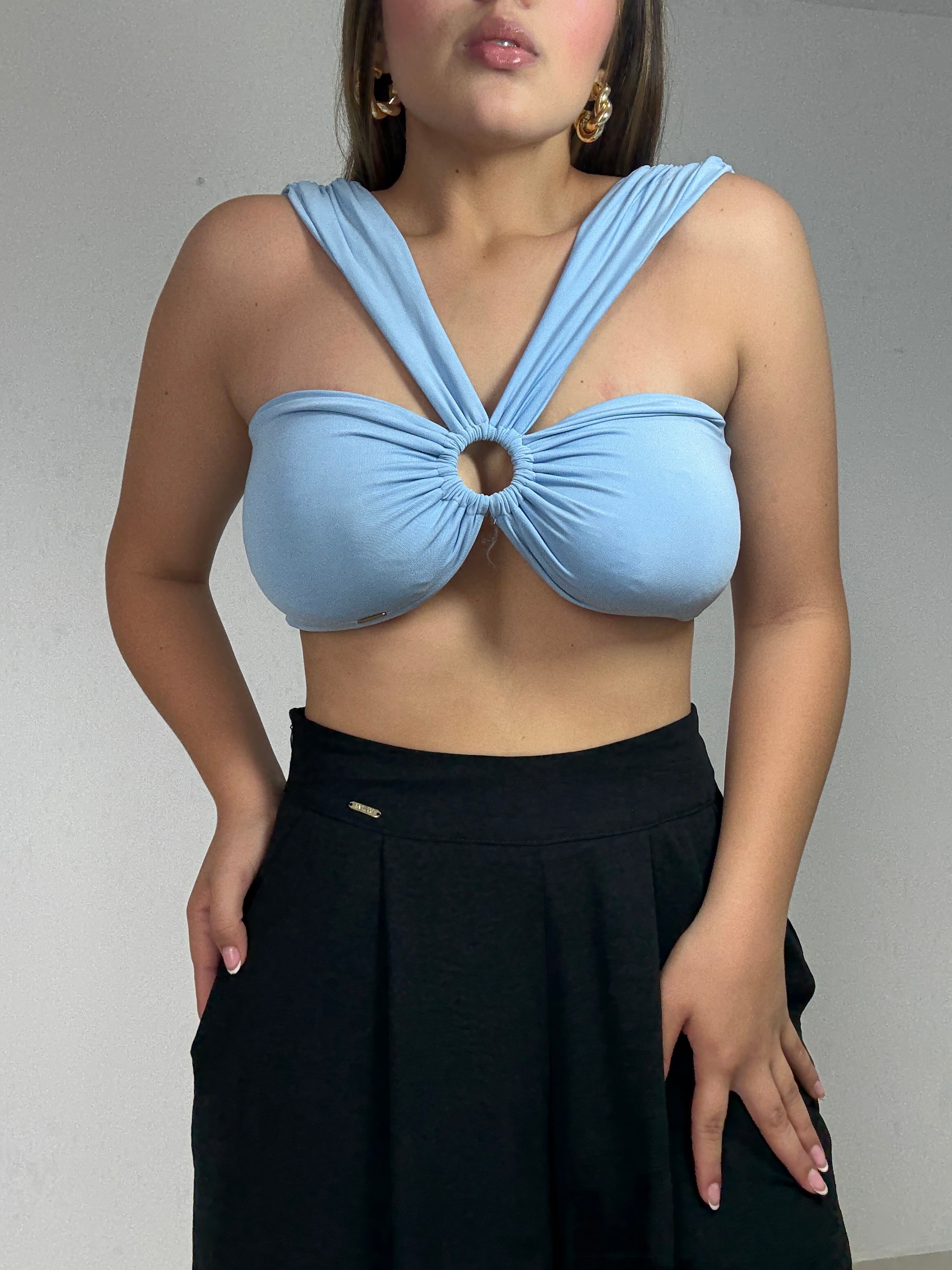 Crop Top Con Argolla Centro Solo Fondo