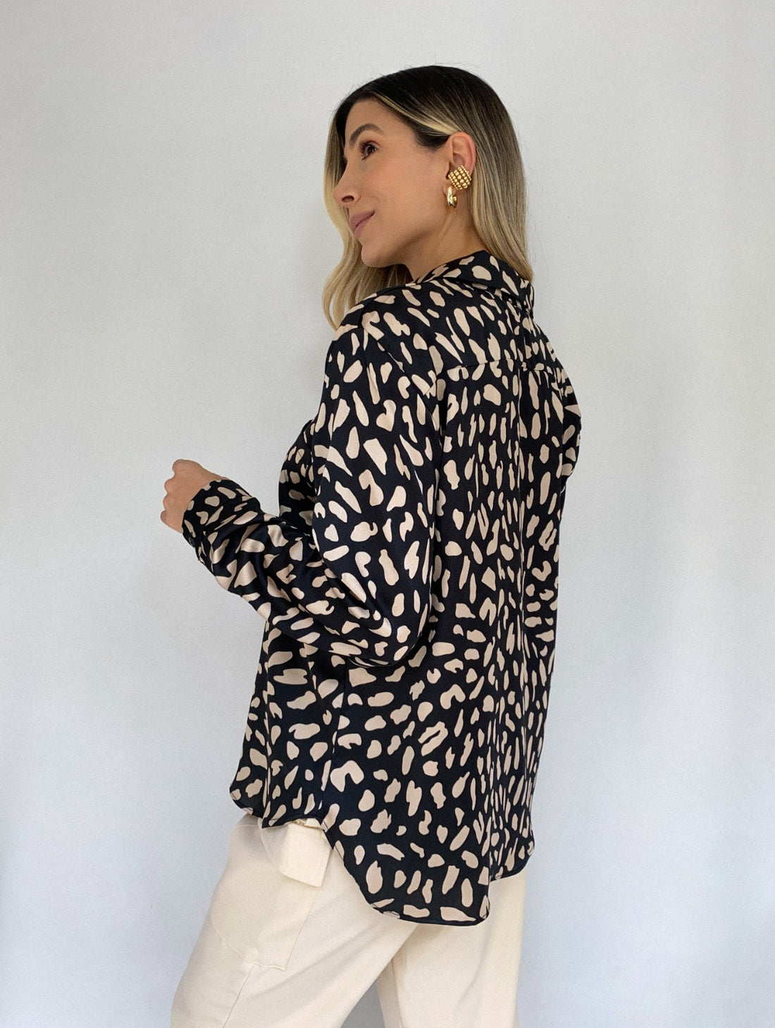 Camisera seda animal print manga larga botones