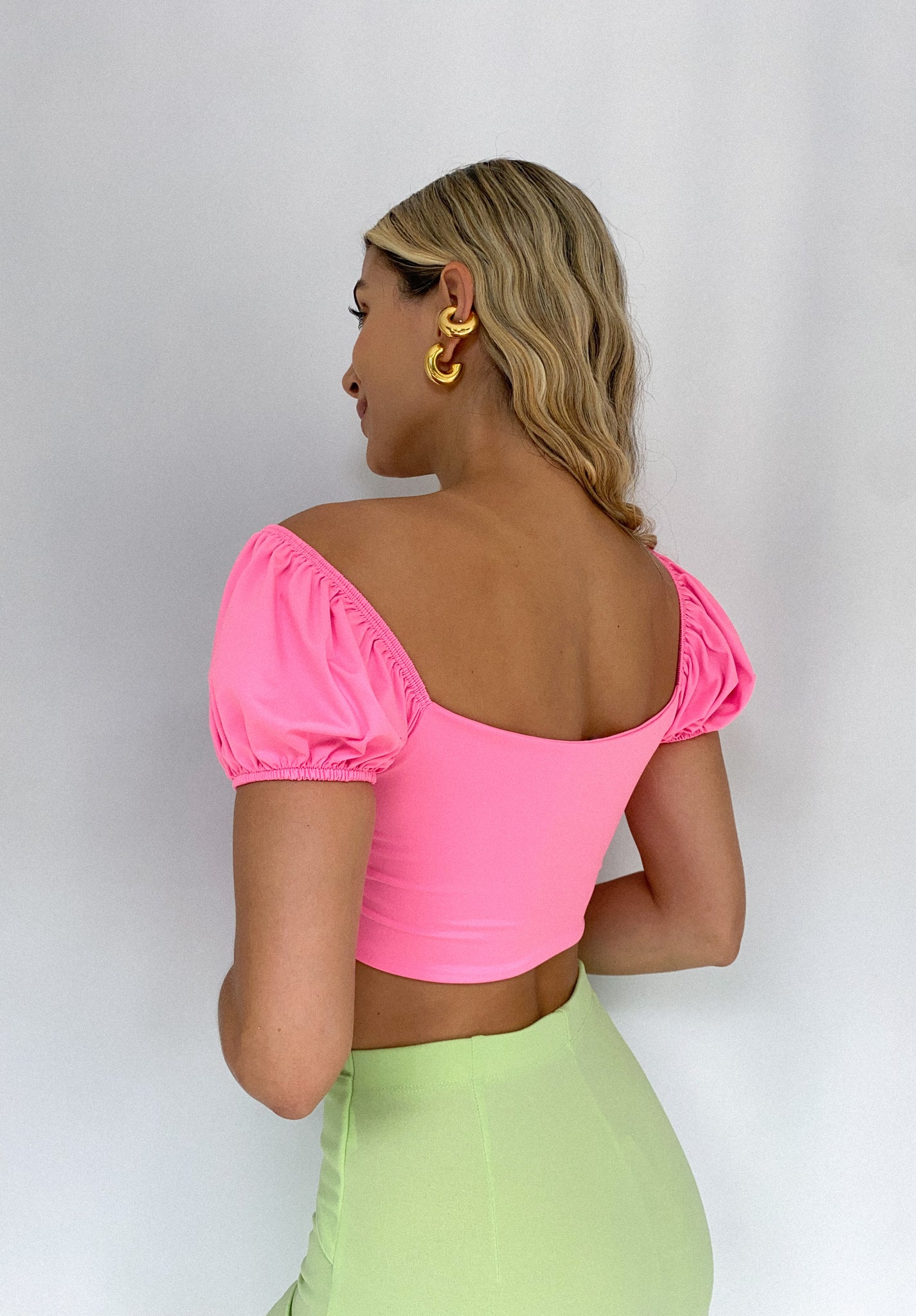 Blusas best sale neon cortas