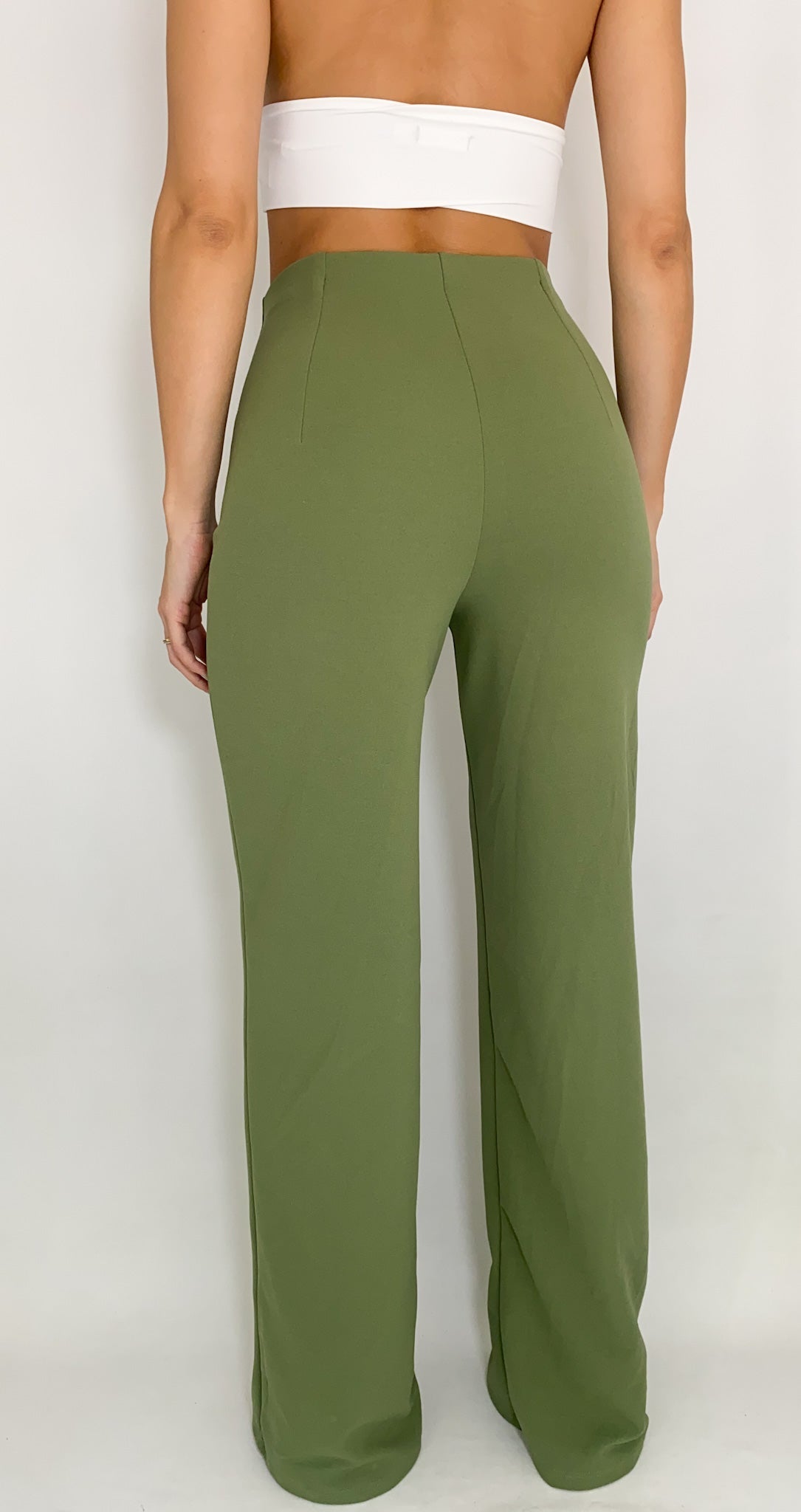 Pantalón tiro alto crepe  Pantalon tiro alto, Prendas elegantes