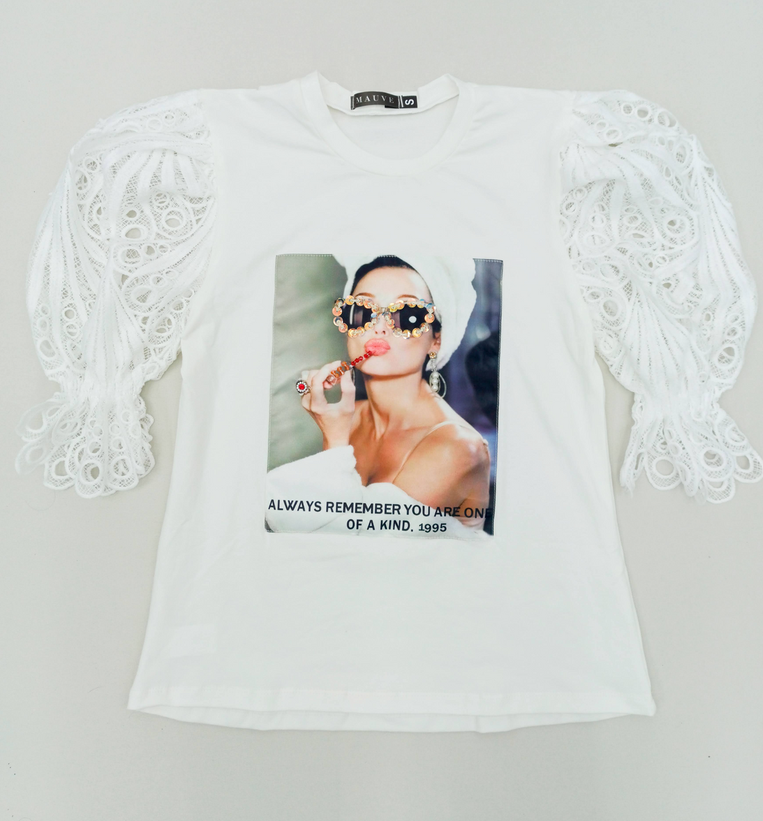 Blusa manga corta bipiure aplique gafas lentejuelas