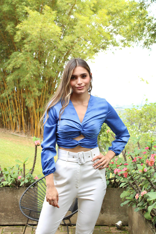 Blusa en satín manga larga anudado frente
