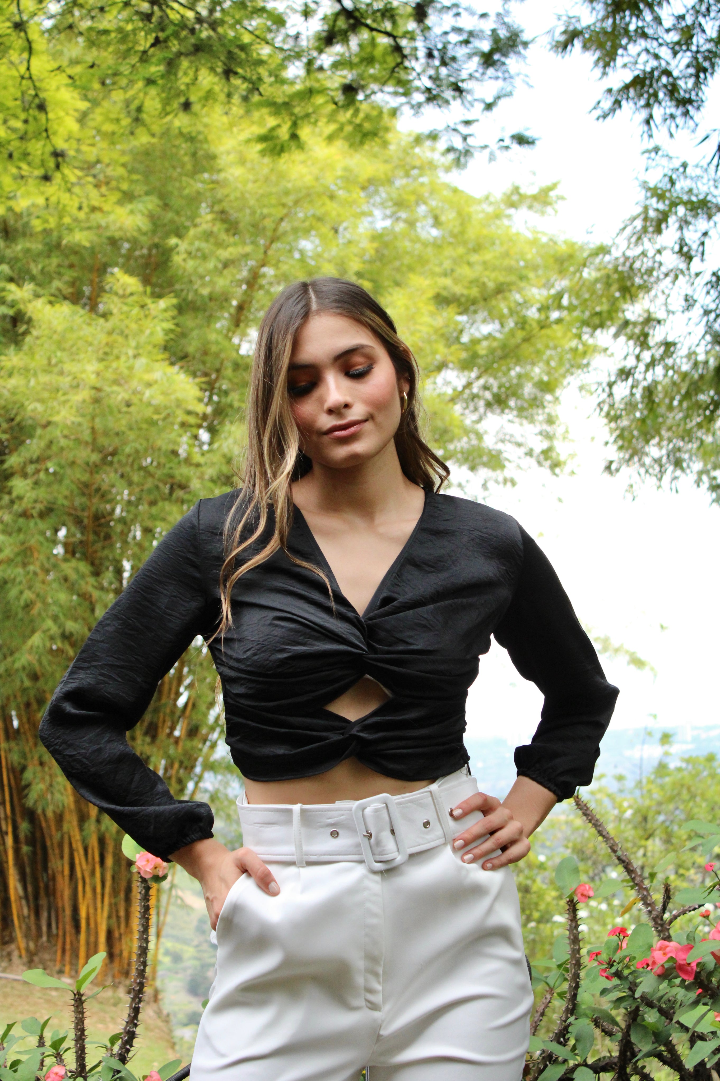 Blusa en satín manga larga anudado frente