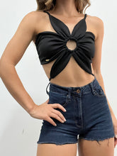 Cargar imagen en el visor de la galería, Blusa crop top estilo flor
