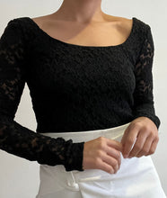Cargar imagen en el visor de la galería, Blusa blonda manga larga cuello redondo
