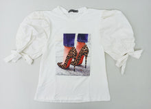 Cargar imagen en el visor de la galería, Camiseta manga bombacha recogido con aplique zapatos animal print
