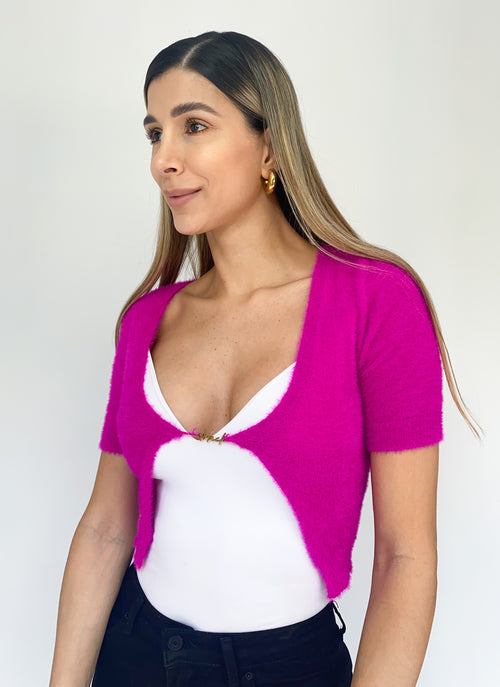 Crop top lanudo con accesorio
