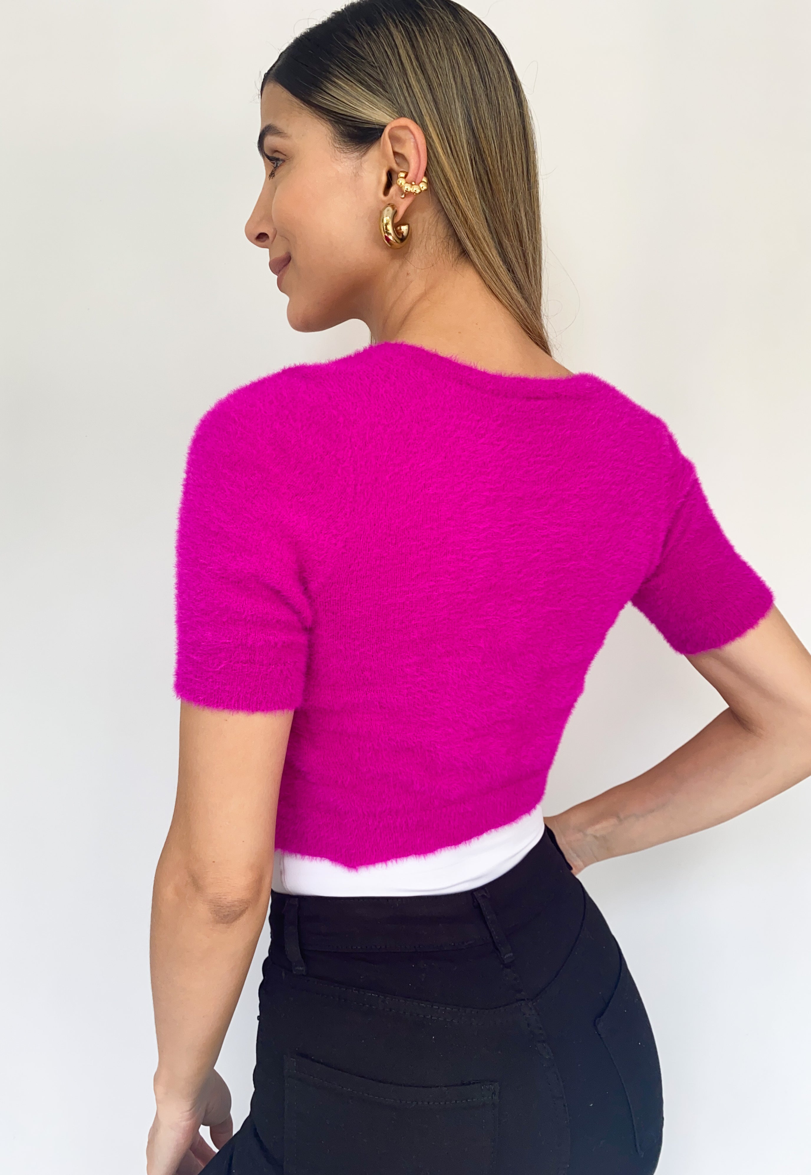 Crop top lanudo con accesorio