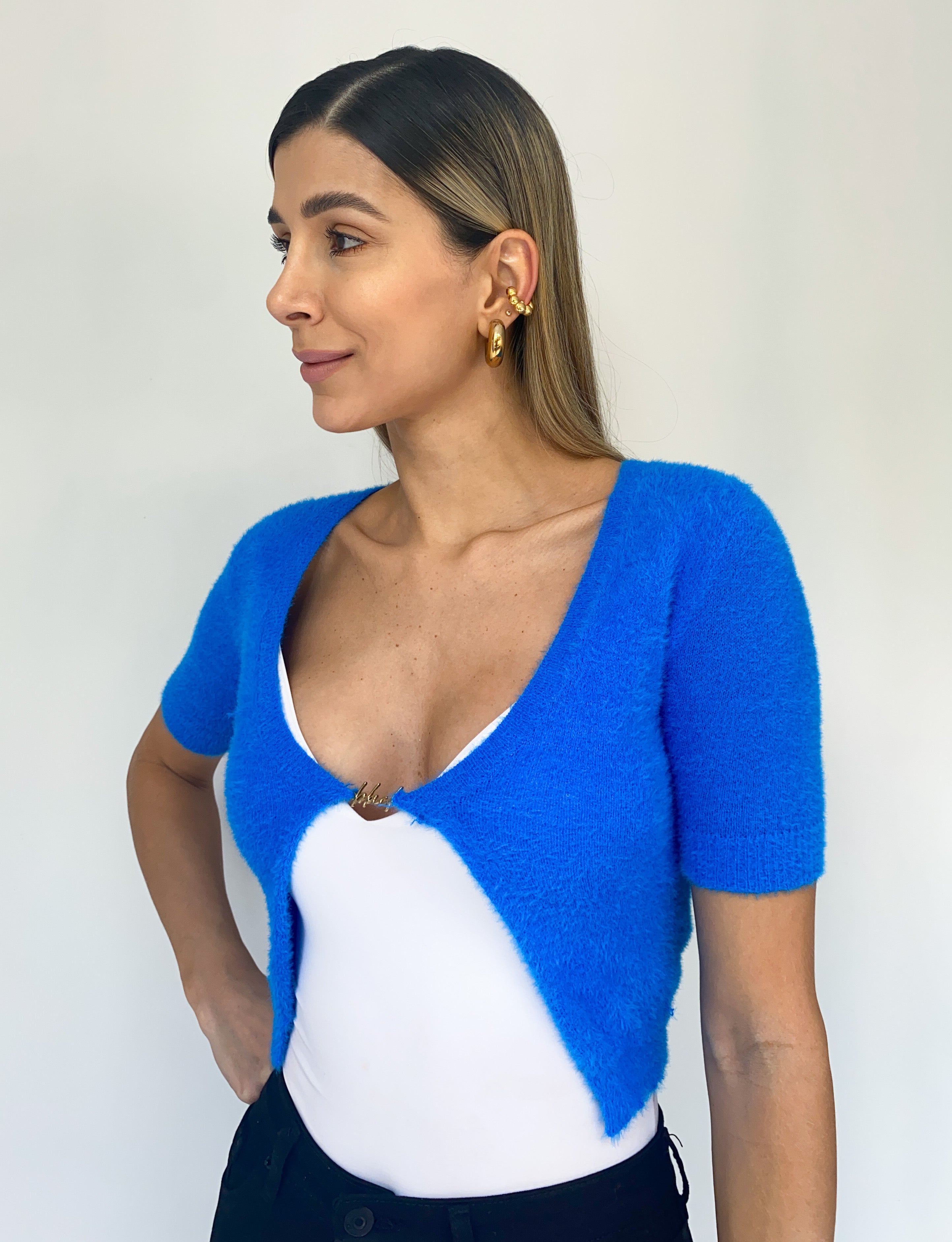 Crop top lanudo con accesorio