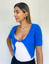 Cargar imagen en el visor de la galería, Crop top lanudo con accesorio
