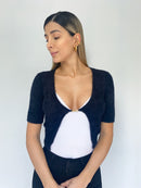 Crop top lanudo con accesorio