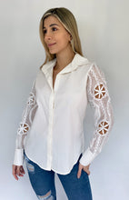 Cargar imagen en el visor de la galería, Blusa popelina manga larga encaje floral
