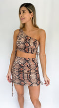 Cargar imagen en el visor de la galería, Conjunto falda y blusa corta animal print
