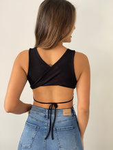 Cargar imagen en el visor de la galería, Blusa corta cruzada atrás rib
